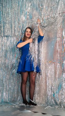 Stüdyoda poz veren parlak noel süsleriyle güzel seksi kadın, tatil konsepti.   