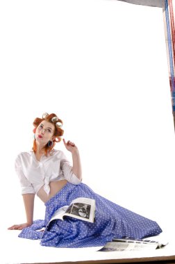 Kıvırcık saçlı, güzel bir mankenin yakın portresi.