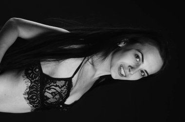 Stüdyoda şık keten bir esmer içinde güzel bir kadın.