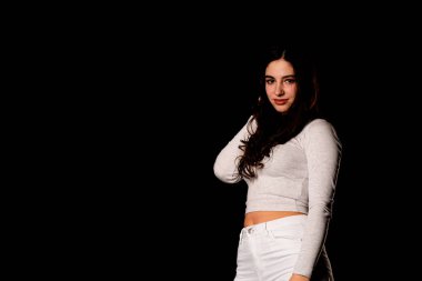 Saçları topuz şeklinde olan genç bayan kollarını kavuşturup yukarı bakıyor. Gri elbiseli, ısıran dudakları olan, arzularını düşünen kaprisli kadın manken. Hayal dünyası konsepti