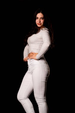 Saçları topuz şeklinde olan genç bayan kollarını kavuşturup yukarı bakıyor. Gri elbiseli, ısıran dudakları olan, arzularını düşünen kaprisli kadın manken. Hayal dünyası konsepti