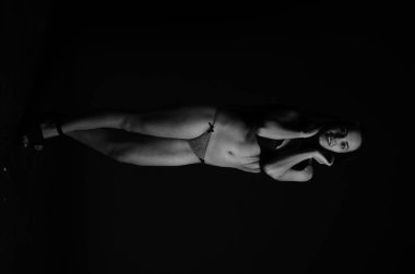 Stüdyoda şık keten bir esmer içinde güzel bir kadın..