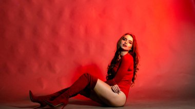 Yüksek seksi esmer iç çamaşırı stüdyo resmi.