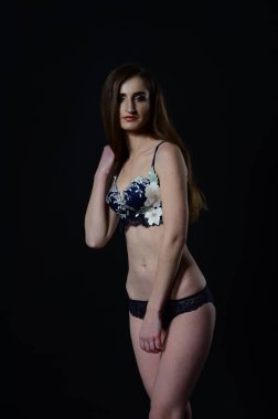 Sarı ceketli, uzun boylu, zarif bir bayan.