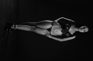 Stüdyoda şık keten bir esmer içinde güzel bir kadın.