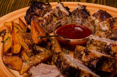 Izgara biftek, patates kızartması ve sebze.