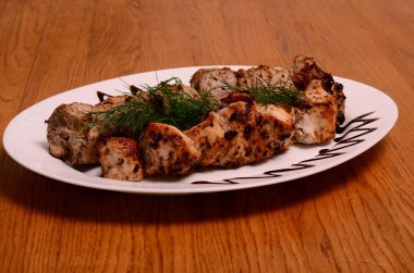 Barbekü parçaları beyaz tabakta, yakın görüş 