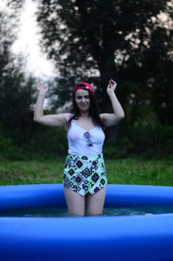 Gün batımında havuzda ıslak, güzel ve büyük bir model..