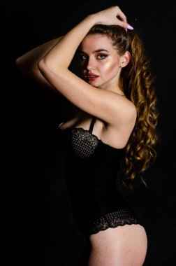 Yüksek seksi esmer iç çamaşırı stüdyo resmi.