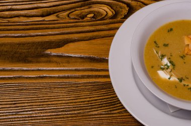 Sebze çorbası, İtalyan sebze çorbası ve ahşap masada makarna. Üst görünüm