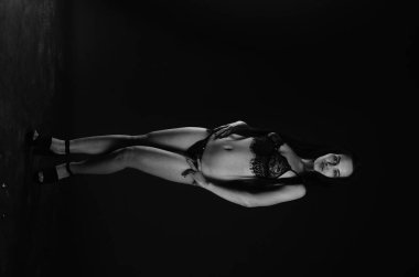 Stüdyoda şık keten bir esmer içinde güzel bir kadın.