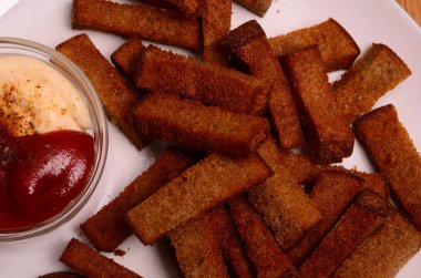 Tahta zemin üzerinde ekmek, tuz ve defne krakerleri