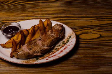 Fırında patatesli köfte ve masaya yakın ekşi krema. Yukarıdan yatay görünüm