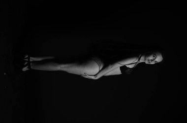 Stüdyoda şık keten bir esmer içinde güzel bir kadın..