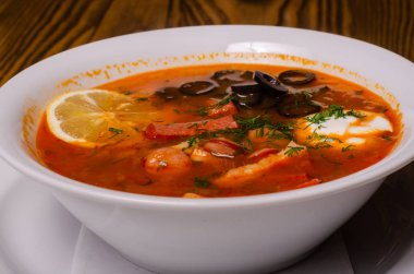 Geleneksel Ukrayna borsch 'u. Ekşi krema ve koyu arkaplanda beyaz fasulye. Kırmızı sebze pancar çorbası..