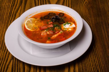 Geleneksel Ukrayna borsch 'u. Ekşi krema ve koyu arkaplanda beyaz fasulye. Kırmızı sebze pancar çorbası..