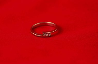 Elmaslı altın yüzük, yakın görüş.   