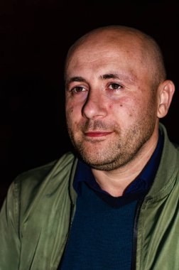 yakışıklı bir adam koyu arka plan üzerinde