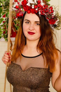 Stüdyoda sallanan genç ve güzel bir kadın.