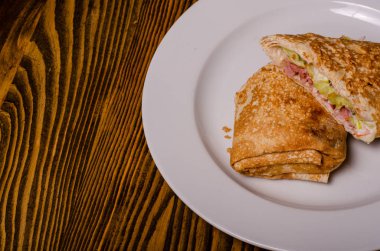 Etli, otlu ve ekşi kremalı krep.