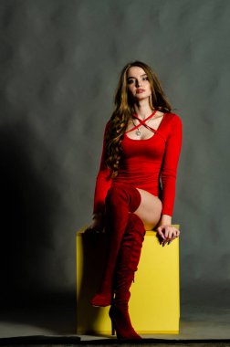 Yüksek seksi esmer iç çamaşırı stüdyo resmi.