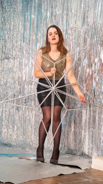 Stüdyoda poz veren parlak noel süsleriyle güzel seksi kadın, tatil konsepti.   