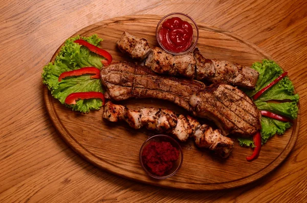 Barbecue a fette di manzo grigliato Bistecca striploin con salsa chimichurri sul tagliere su fondo di legno scuro — Foto Stock