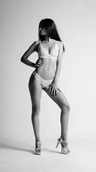 Menina em lingerie no fundo branco — Fotografia de Stock