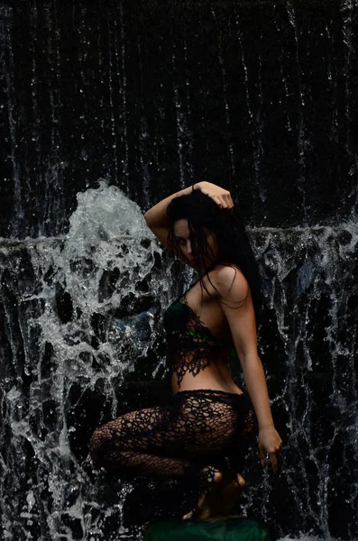 Jeune Modèle Brune Posant Contre Une Cascade — Photo