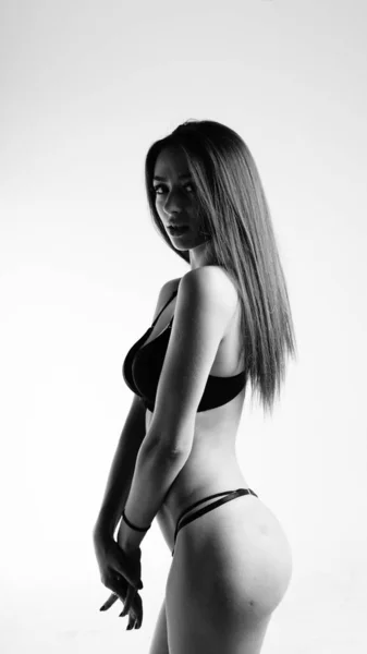Hermosa mujer sexy en lencería negra sobre fondo blanco —  Fotos de Stock