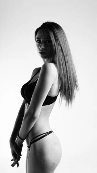 Gyönyörű szexi nő fekete fehérnemű felett fehér háttér — Stock Fotó