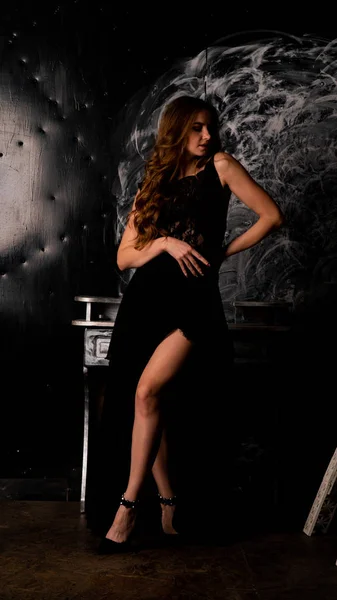Stüdyoda Poz Veren Narin Siyah Elbiseli Kadın — Stok fotoğraf