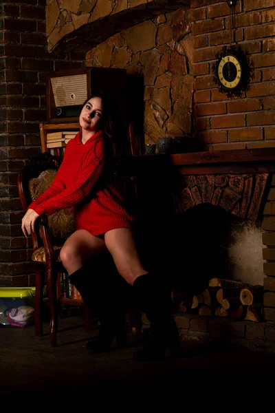 Mooie Sexy Naakte Vrouw Rode Trui Donkere Achtergrond — Stockfoto