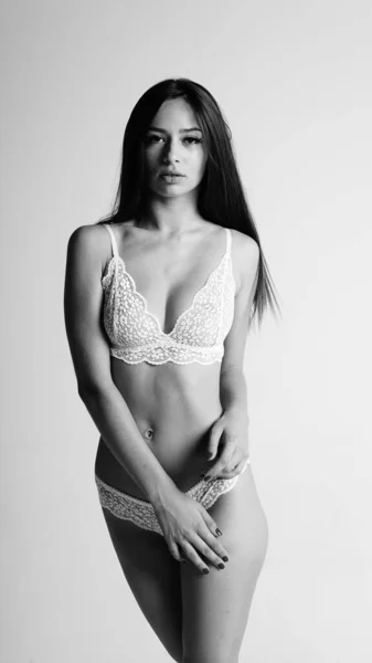 Menina em lingerie no fundo branco — Fotografia de Stock