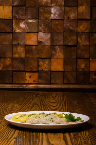 Соленая рыба с вареной картошкой и маринованными луками — стоковое фото