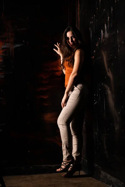 Güzel Esmer Model Karanlık Odada Poz Veriyor — Stok fotoğraf