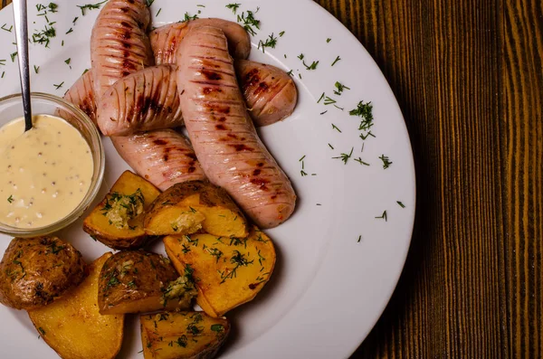 Grillezett krumpli hagymával és kolbásszal — Stock Fotó