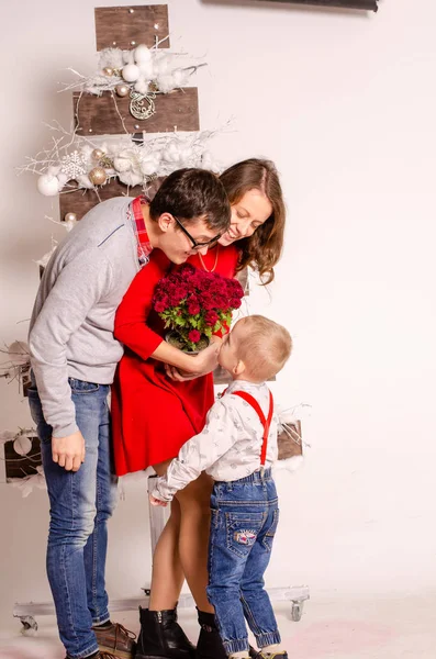 Familia Feliz Con Decoraciones Navidad —  Fotos de Stock