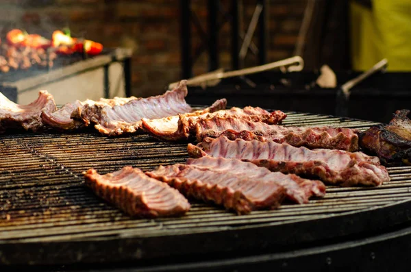 Costelas de reposição cozinhar em churrasqueira para festa ao ar livre de verão. Fundo de comida com churrasqueira . — Fotografia de Stock