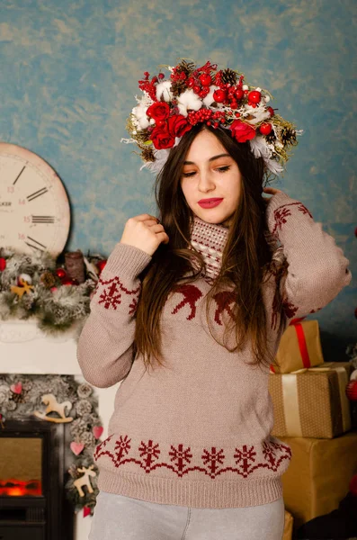 Noel Süslemeli Stüdyoda Şöminenin Yanında Poz Veren Çekici Esmer Kadın — Stok fotoğraf