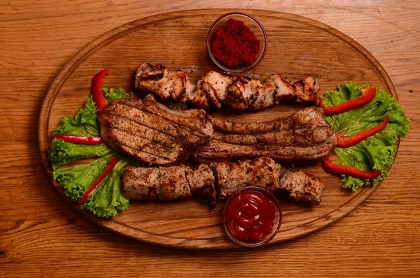 Barbecue a fette di manzo grigliato Bistecca striploin con salsa chimichurri sul tagliere su fondo di legno scuro — Foto Stock