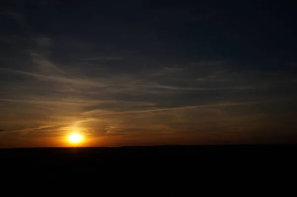 Silueta kostelního kříže při západu slunce — Stock fotografie