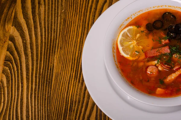 Tradiční ukrajinský borsch s zakysanou smetanou a bílými fazolemi na tmavém pozadí. Červená polévka z červené řepy. — Stock fotografie