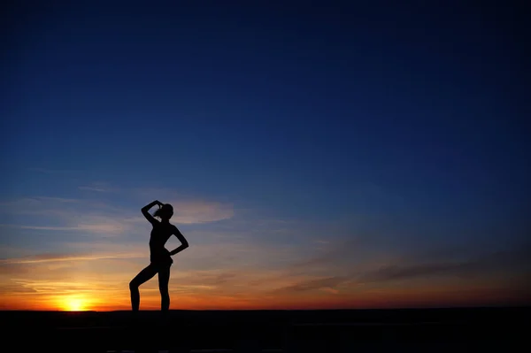 Ballerino Nella Danza Spaccature Nell Aria Contro Tramonto — Foto Stock