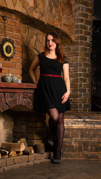 Artı siyah gece elbisesi giyen bir manken, lüks içinde şişman bir kadın, tam boy portre, profesyonel makyaj ve saç stili.