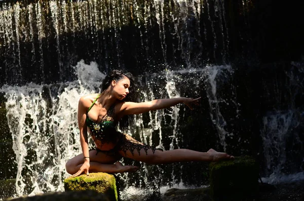 Mladá bruneta model představuje proti vodopád — Stock fotografie