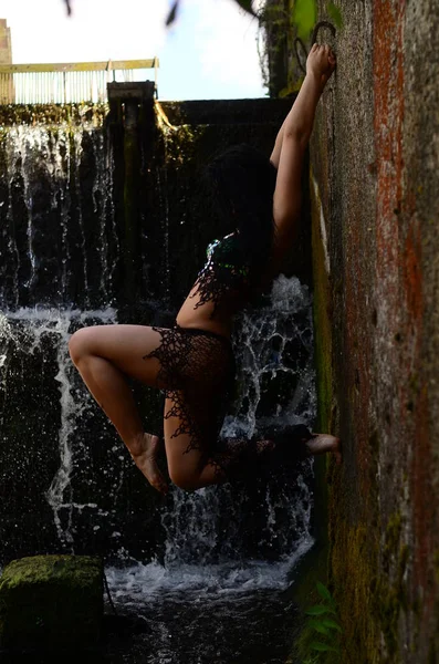 滝に対して若いブルネット モデルポーズ — ストック写真