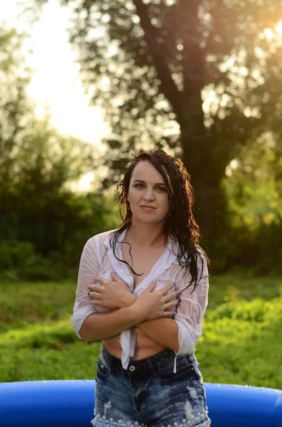 Schöne Mädchengröße plus nass im Pool, bei Sonnenuntergang — Stockfoto