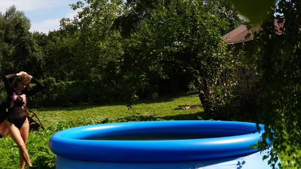 Belle Jeune Femme Près Petite Piscine Été — Photo