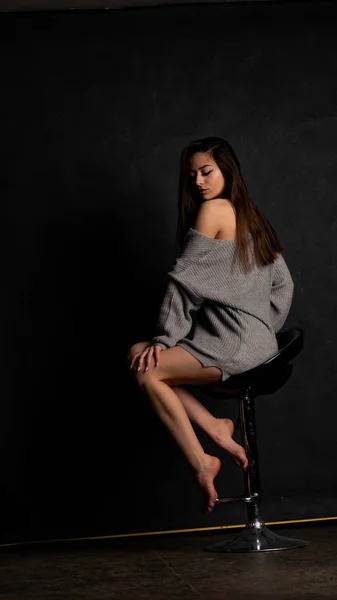 Sexy Young Beautiful Gray Dress Sleeves Posing Studio Chair Black — Stock Photo, Image